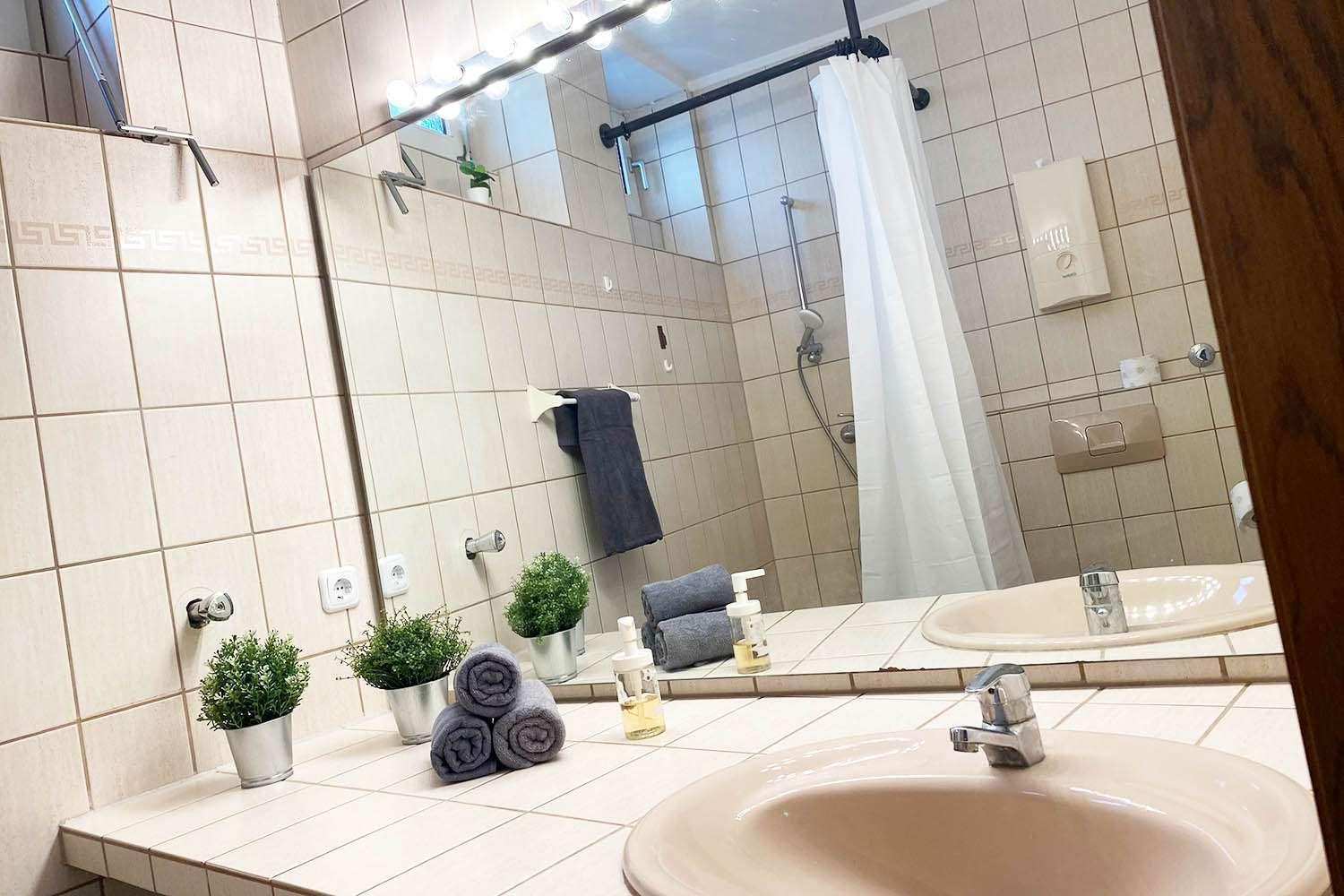 Modern & Chic With Terrace Or Balcony Neuss