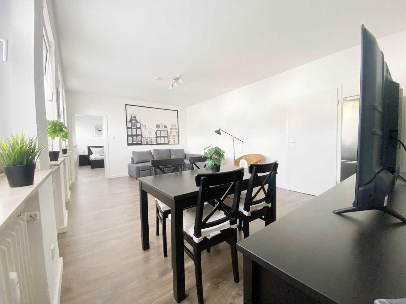 Modern & Chic With Terrace Or Balcony Neuss